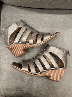 Metallic Gray Women's Strappy Wedge zip back Sandals sofft